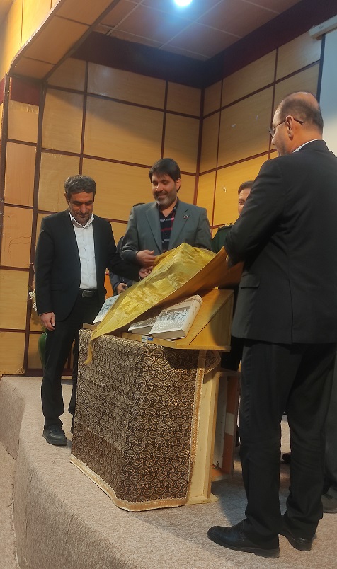 رونمایی از کتاب یک قرن با کازرون 